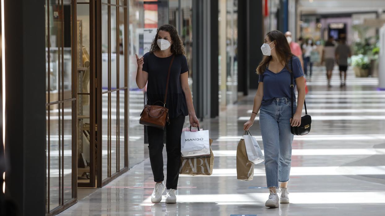 Dos mujeres paseando por un centro comercial sevillano