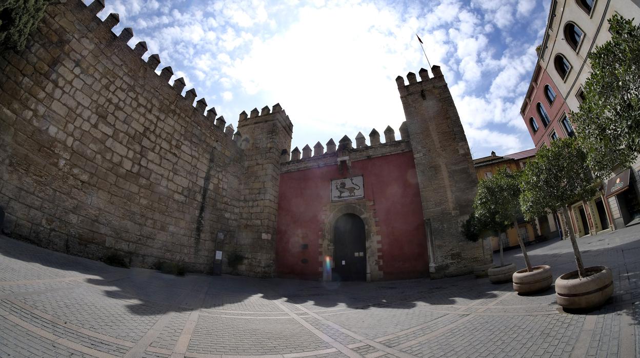 La puerta del León del Alcázar, que sigue cerrado