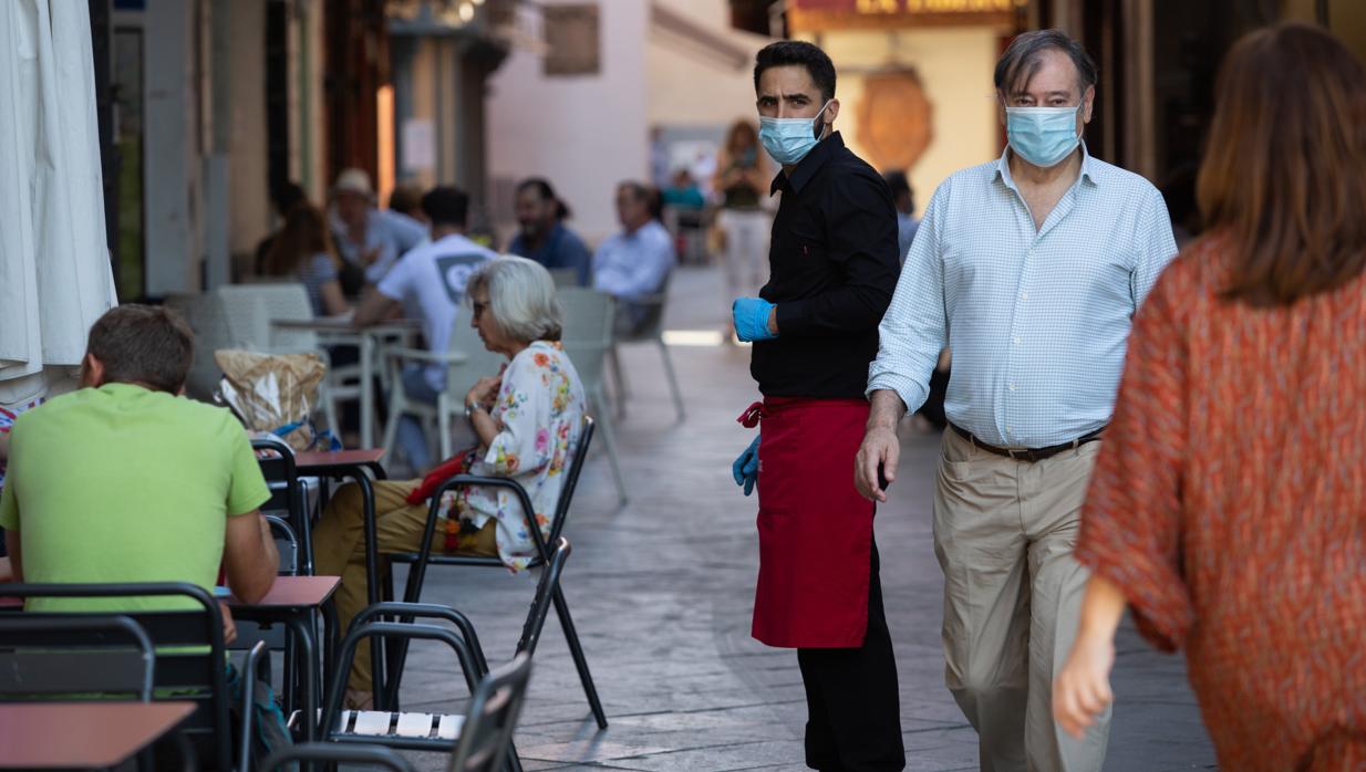 Los bares ganan una hora más para tratar de paliar los efectos del cierre obligado por la pandemia