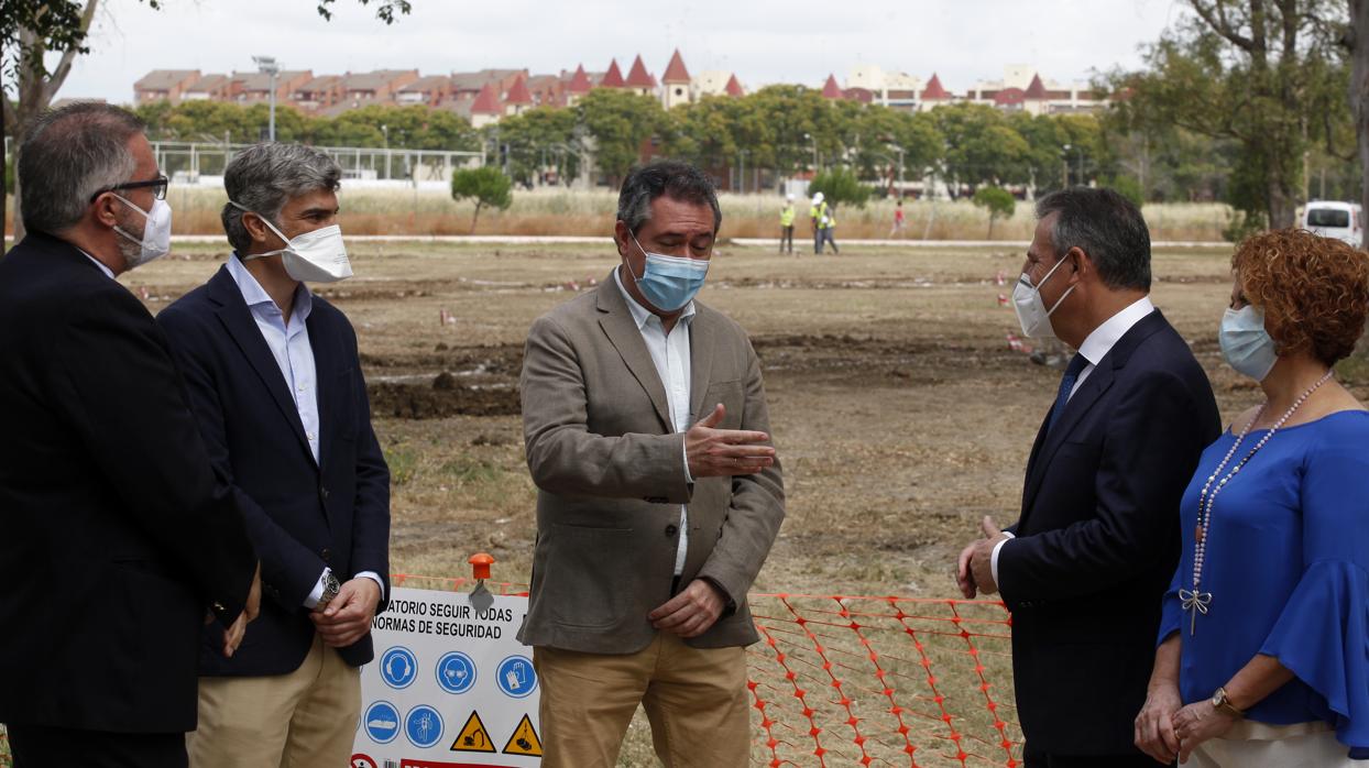 Juan Espadas, con Francisco Arteaga en la visita a las obras del corredor verde