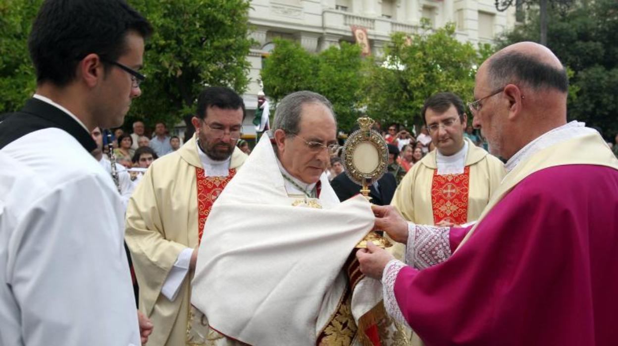 Monseñor Asenjo, portando el ostensorio durante el Corpus en sus tiempos de obispo de Córdoba