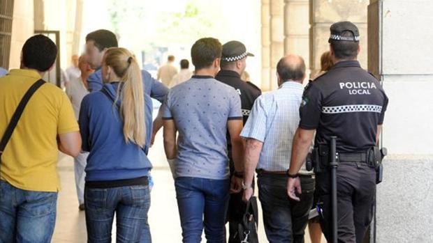 El Ayuntamiento de Sevilla busca desactivar el escándalo de las oposiciones de la Policía Local