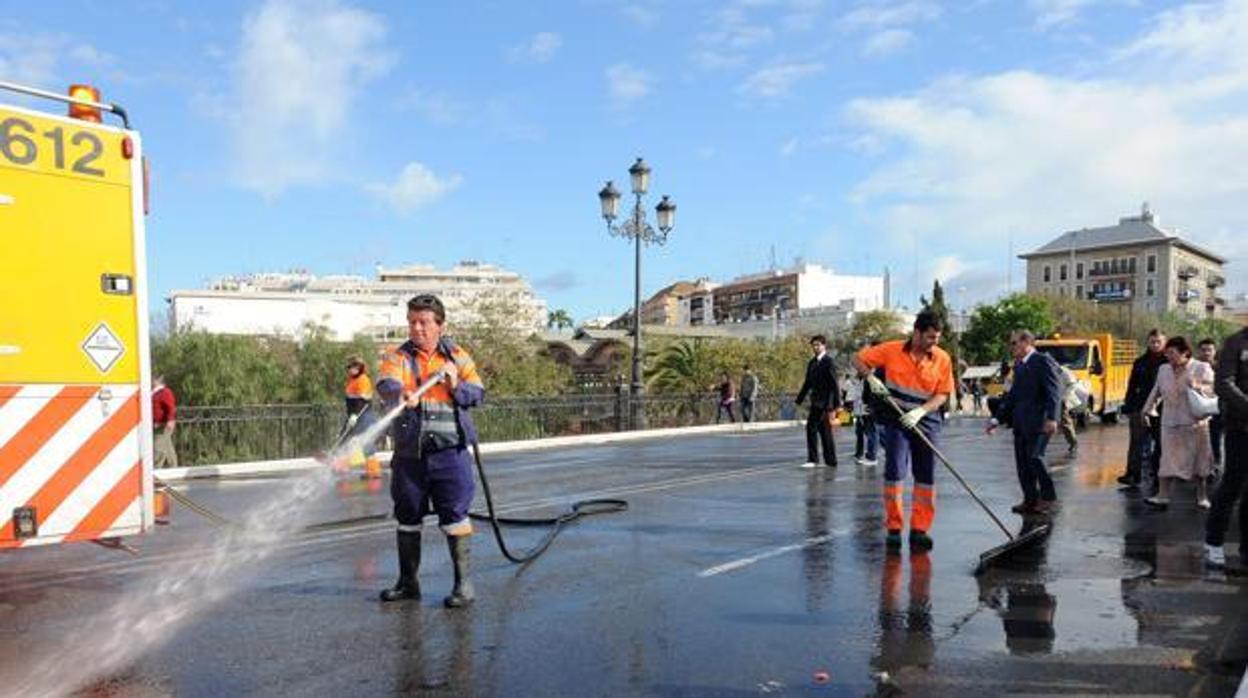 El Ayuntamiento ha comprado 15 baldeadoras nuevas