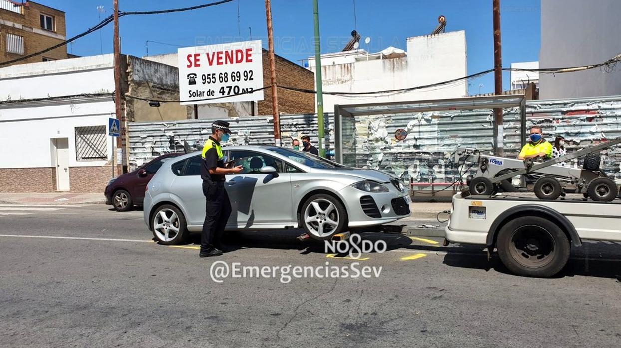 Una grúa retira el coche implicado en el atropello de una mujer el pasado viernes en Pino Montano