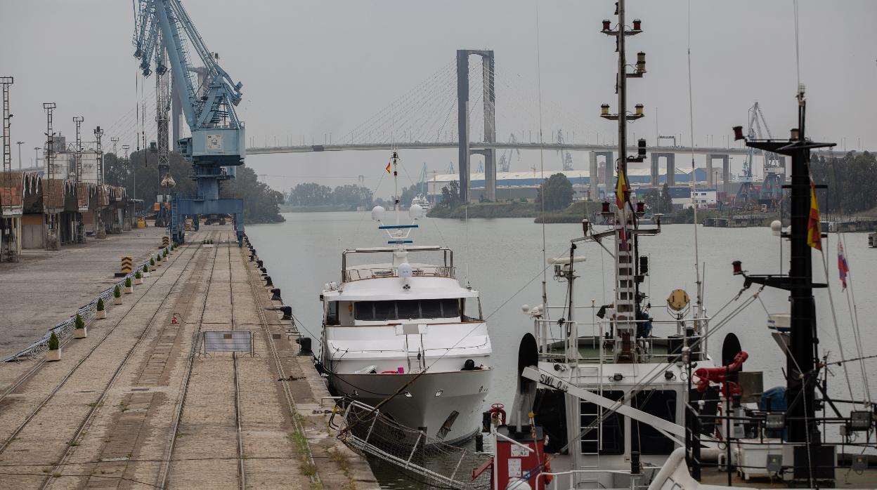 Un yate atracado en el muelle de Tablada