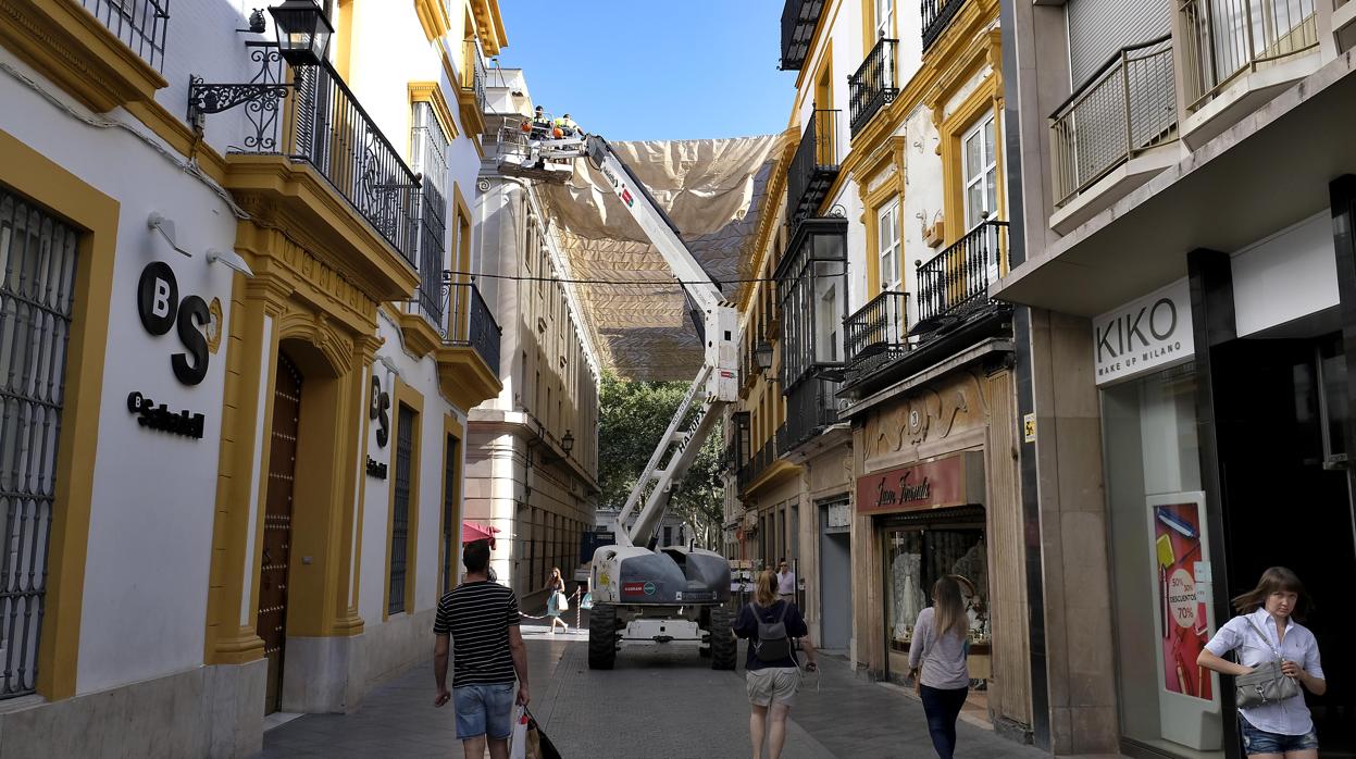 Instalación de toldos en la calle Tetuán