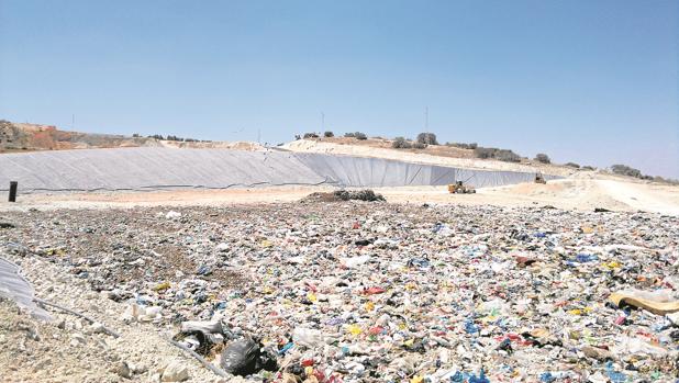 El PSOE mantiene al jefe de la planta de reciclaje de Estepa a pesar de su detención