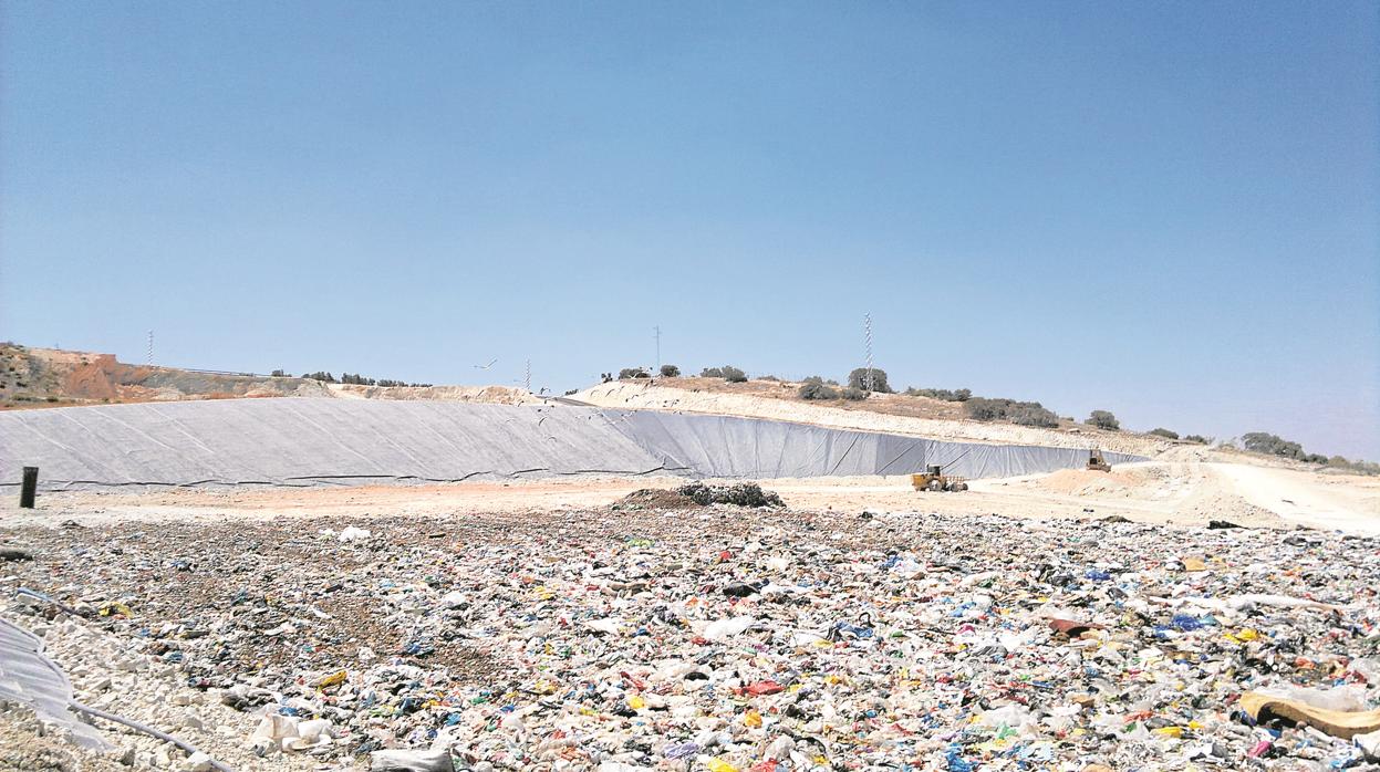 La balsa en la que se depositaba la basura sin reciclar está a 200 metros de la central