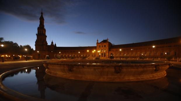 La Plaza de España, a oscuras durante el estado de alarma a petición del Gobierno