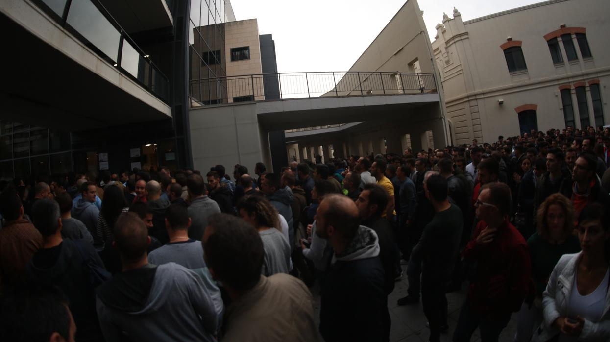 Aspirantes a las plazas de la Policía Local de Sevilla en la Facultad de Derecho para hacer la primera prueba