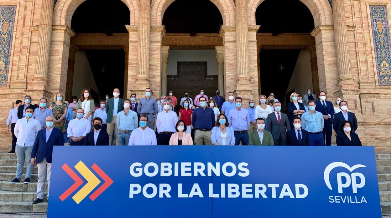 Dirigentes y alcaldes del PP de Sevilla en un acto en la Plaza de España