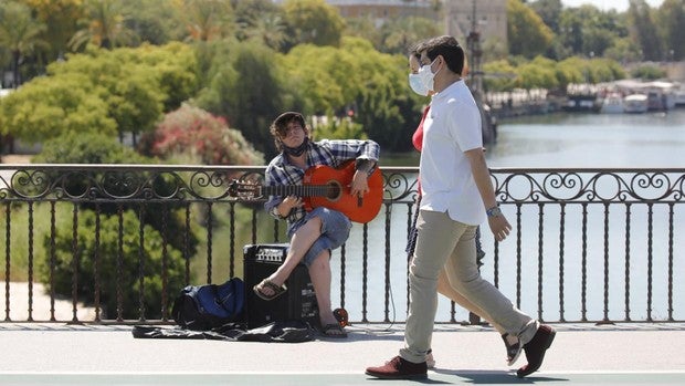 Pocas novedades en el inicio de la «nueva normalidad» en Sevilla: calor y calles vacías