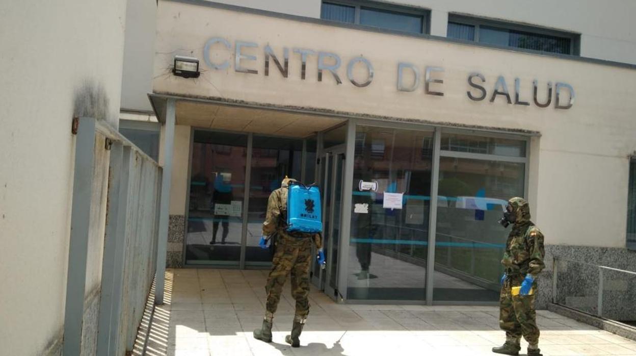 Dos militares desifectan un centro de salud durante la operación Balmis