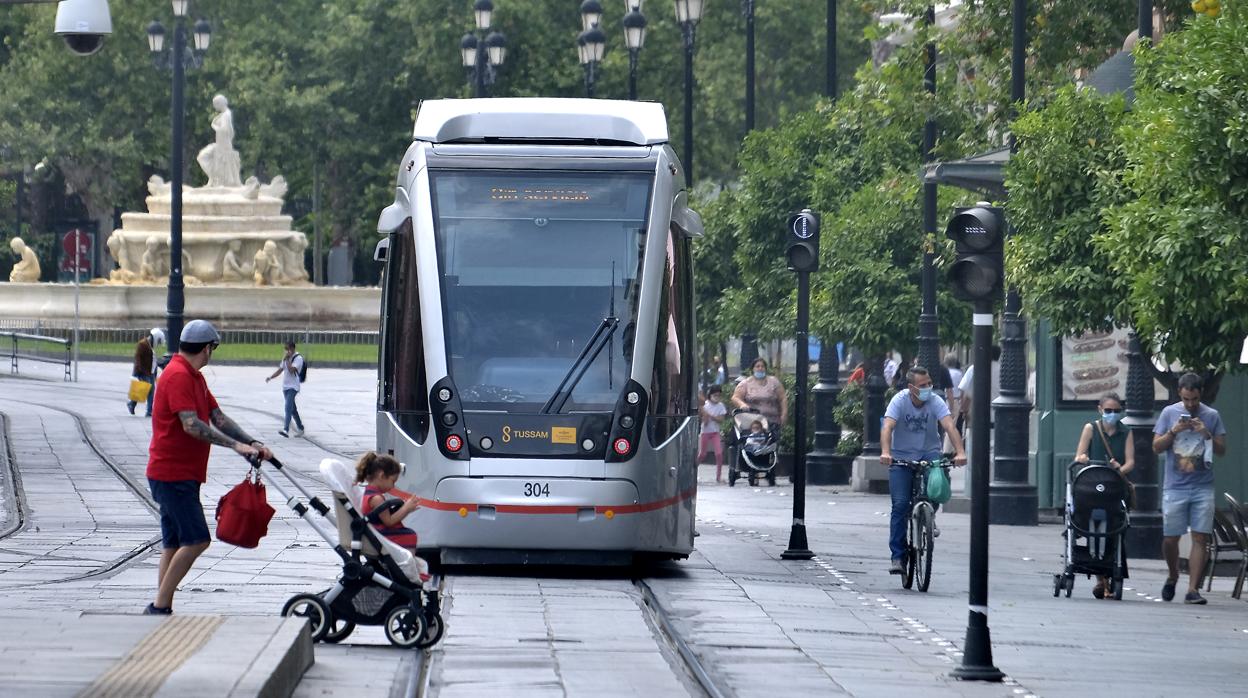 El tranvía, avanzando por la avenida de la Constitución