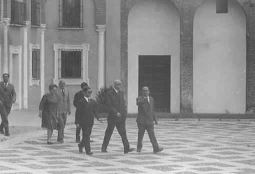 La comitiva del expresidente galo, en el patio de la Montería del Alcázar