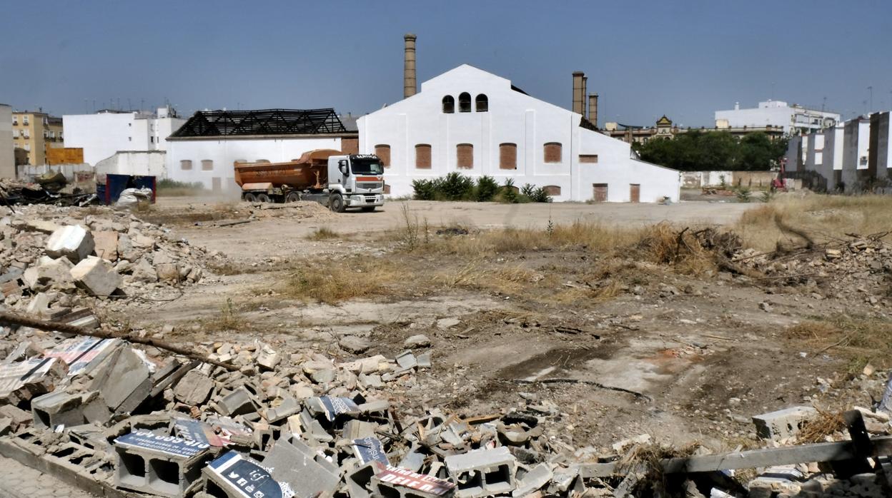 La vieja Fábrica de Vidrio de La Trinidad, al fondo del solar, ya sin muros