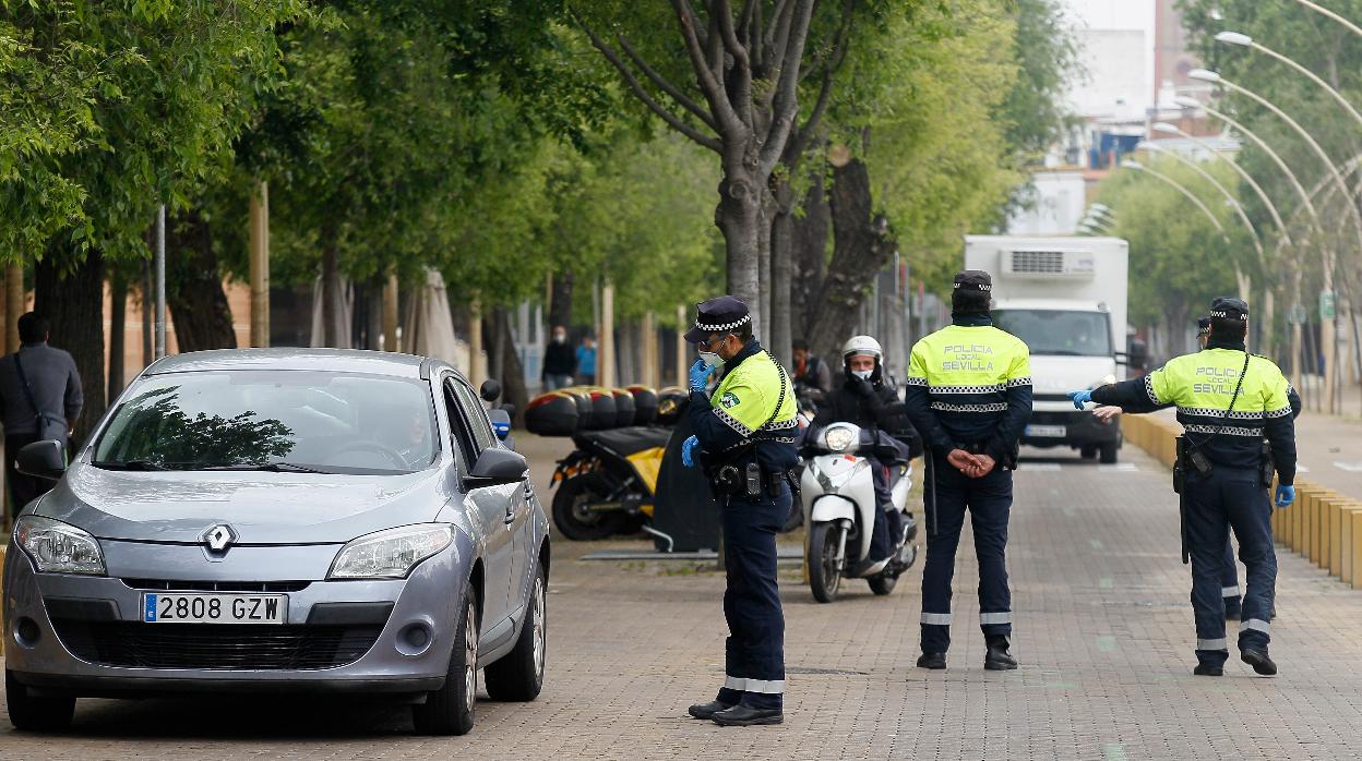 Un control de la Policía Local en la Alameda