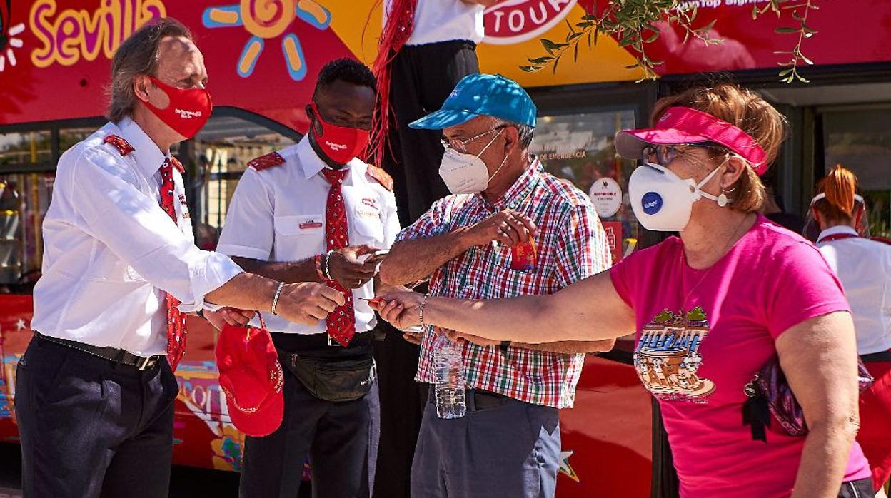 El presidente y CEO de City Sightseeing, Enrique Ybarra, atendiendo a los primeros viajeros de la reapertura