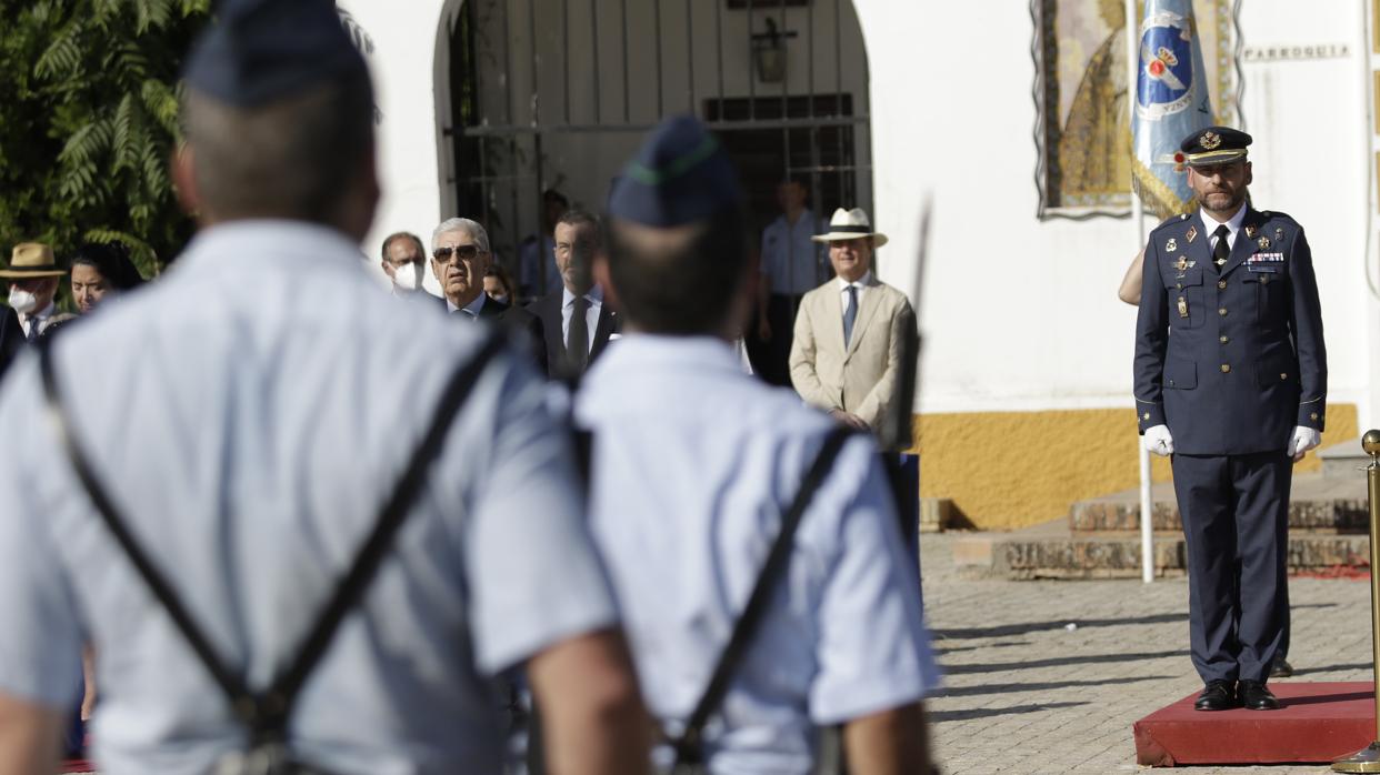 El nuevo jefe del acuartelamiento ante la formación de honores en un momento del acto