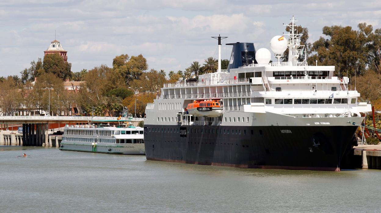 Dos cruceros en el muelle de las Delicias