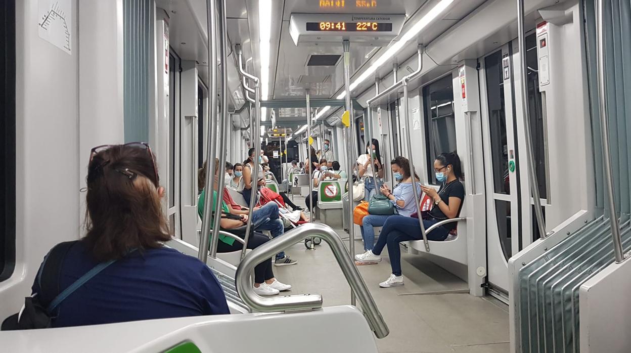 Pasajeros con mascarilla en un vagón del Metro de Sevilla