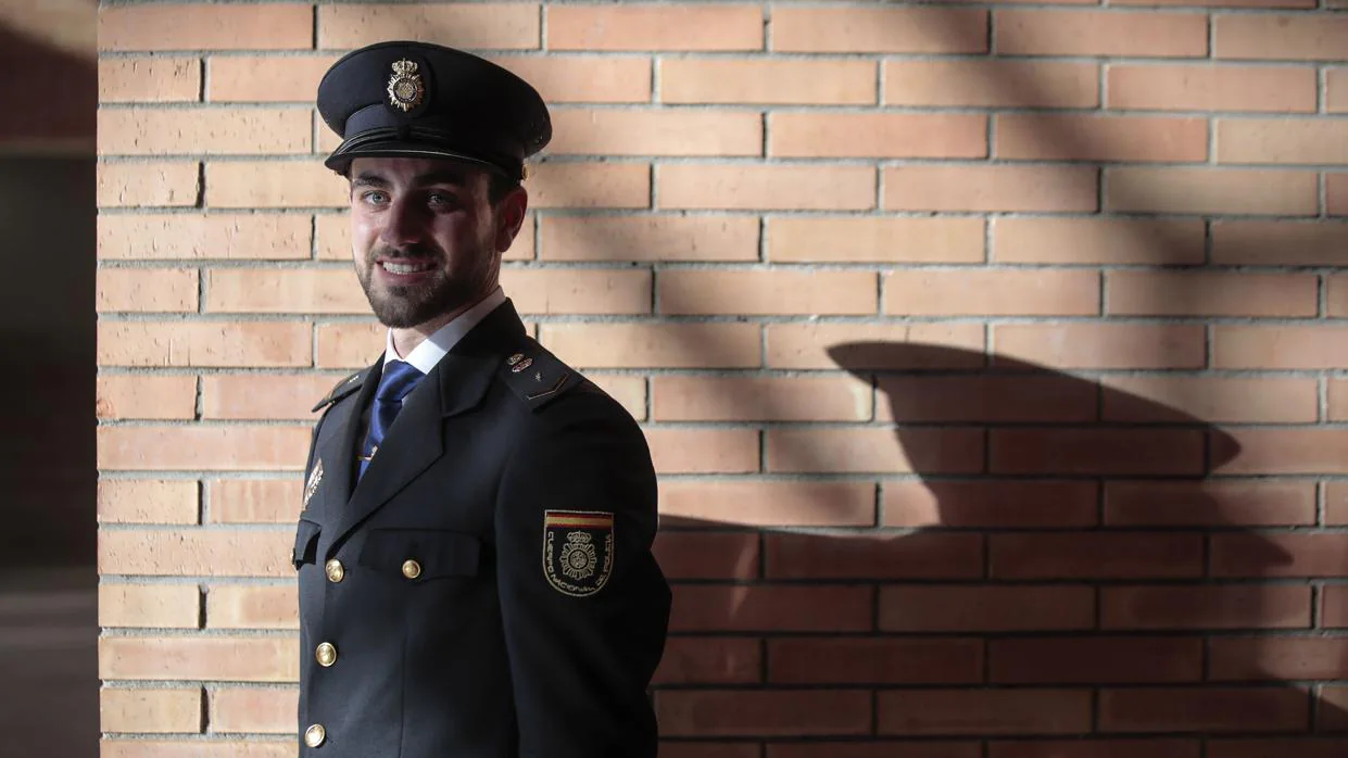 El nuevo funcionario de policía Ramón Parejo tras la jura del pasado martes