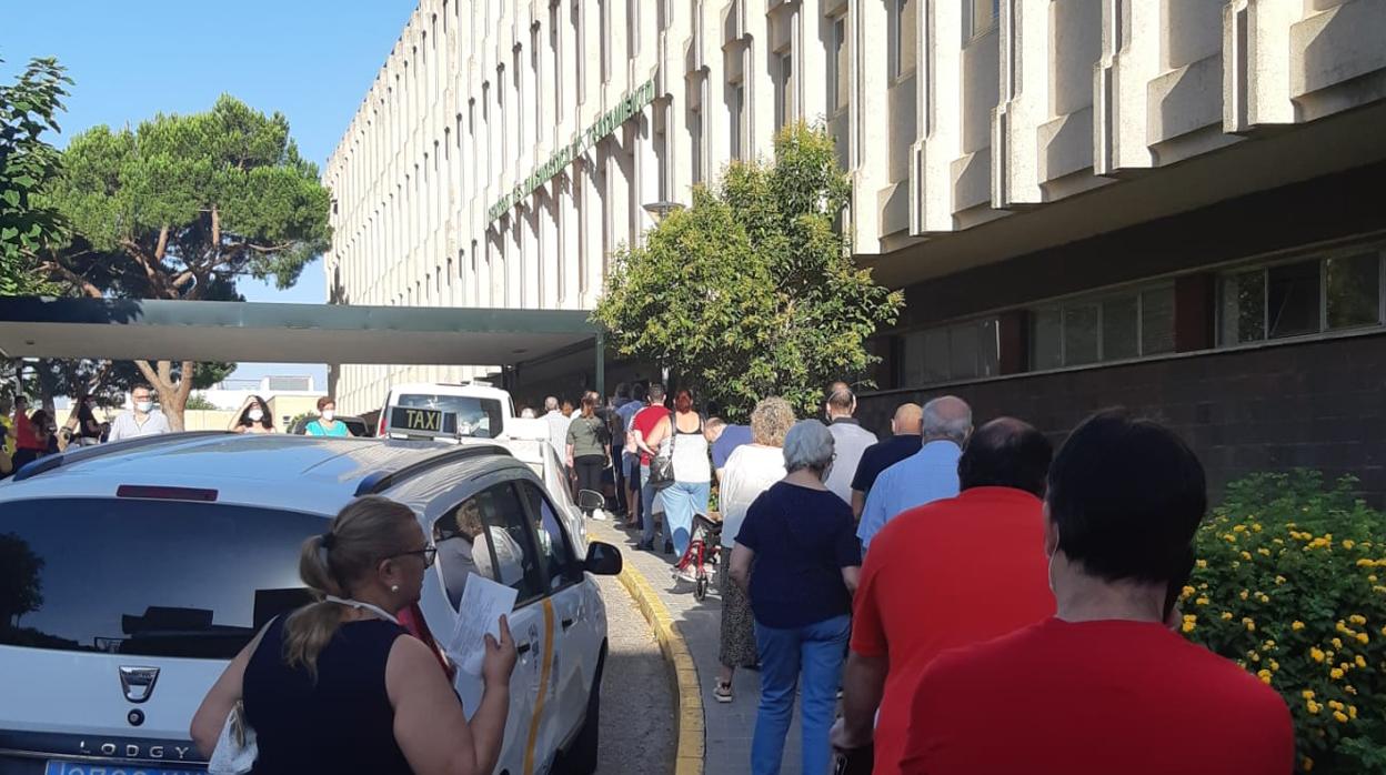 Cola para entrar en las consultas de un edificio del Virgen del Rocío este viernes