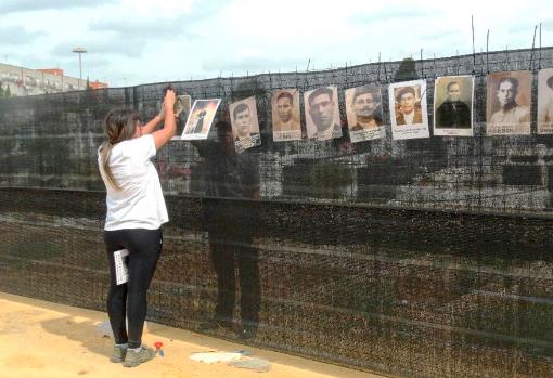 Familiares de víctimas llevan fotos al lugar