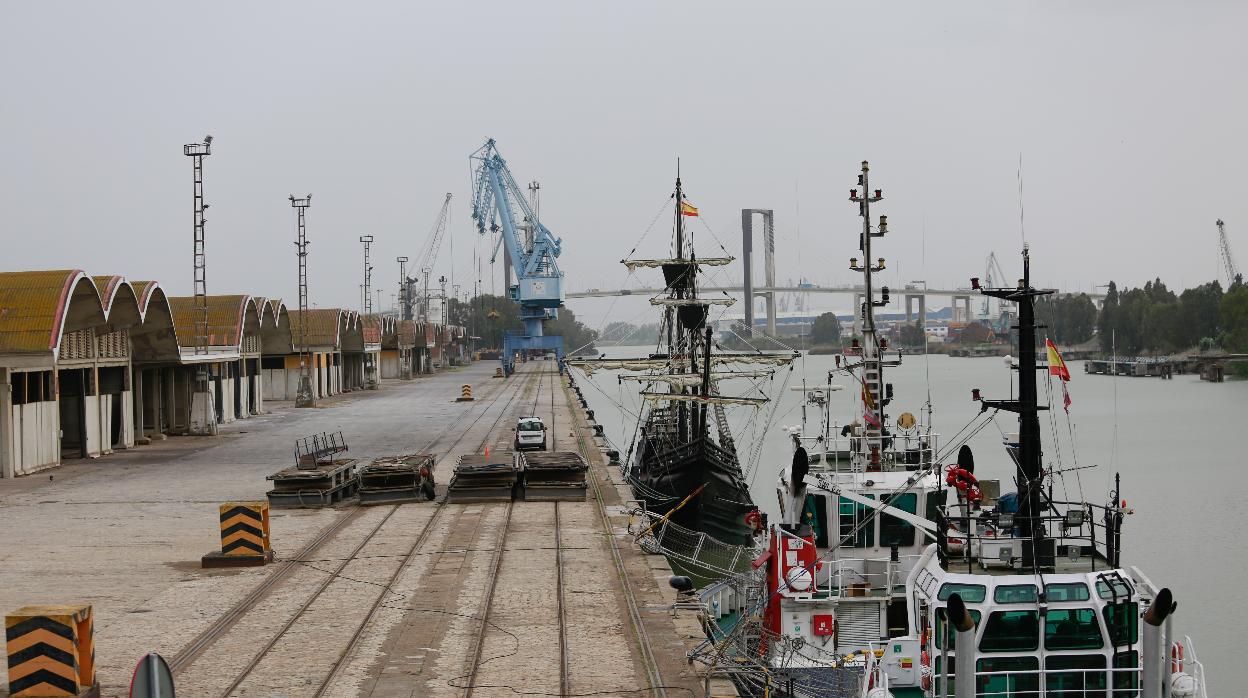 Muelle de Tablada donde están los tinglados portuarios de 1929