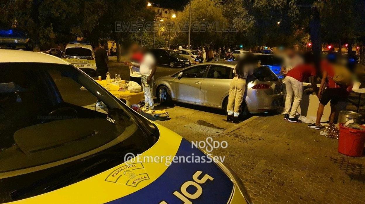 La Policía Local de Sevilla tuvo que disolver un importante grupo de personas en la calle Galaxia