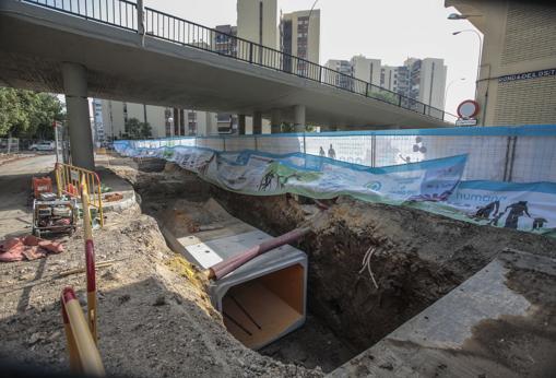 Las enormes tuberías estarán soterradas en la Avenida de los tejares junto al Muro de Defensa