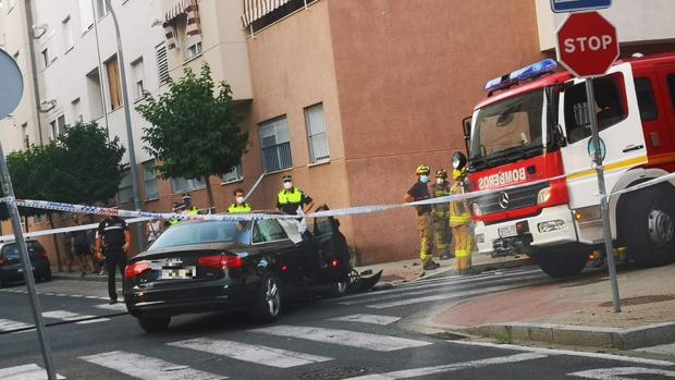 Accidente en Pino Montano: dos vehículos colisionan volcando uno de ellos en la calzada