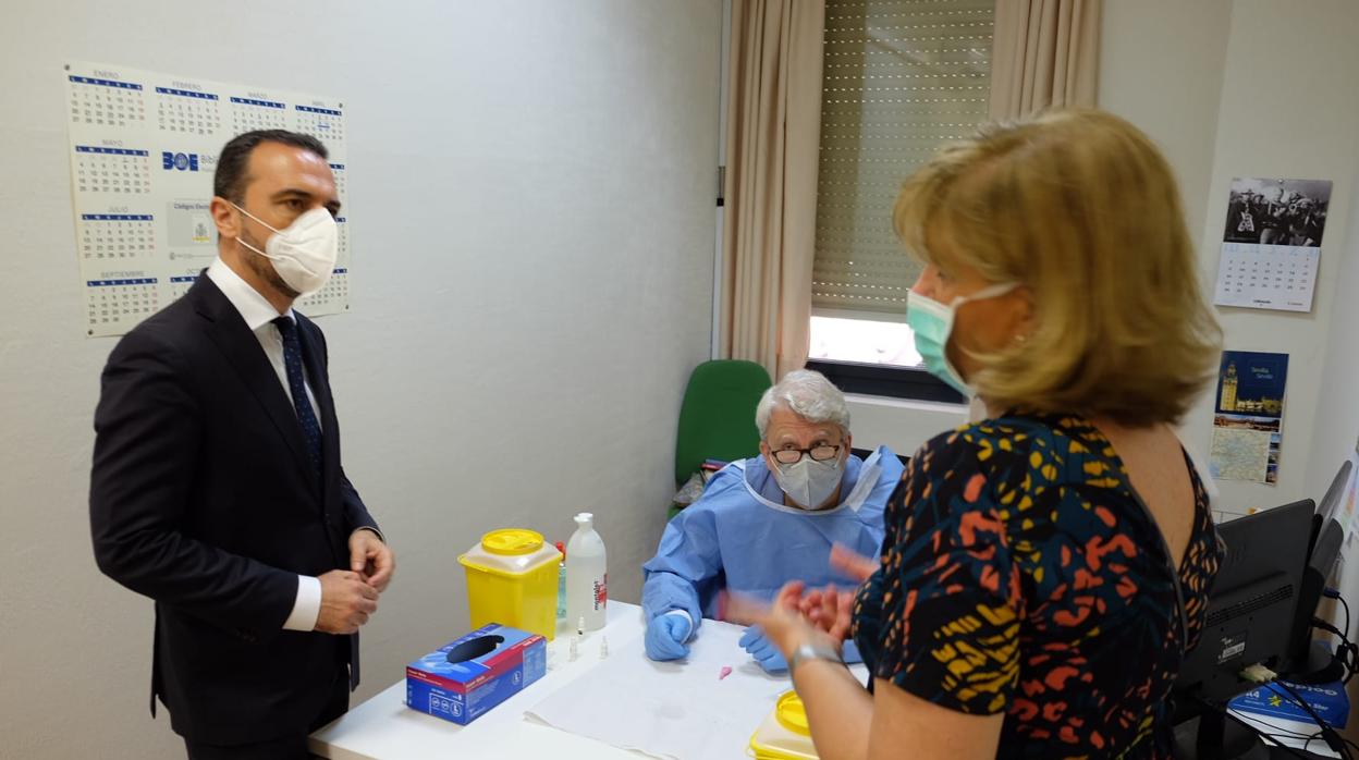 Javier Millán visita el Instituto de Medicinal Legal de Sevilla durante la realización de test