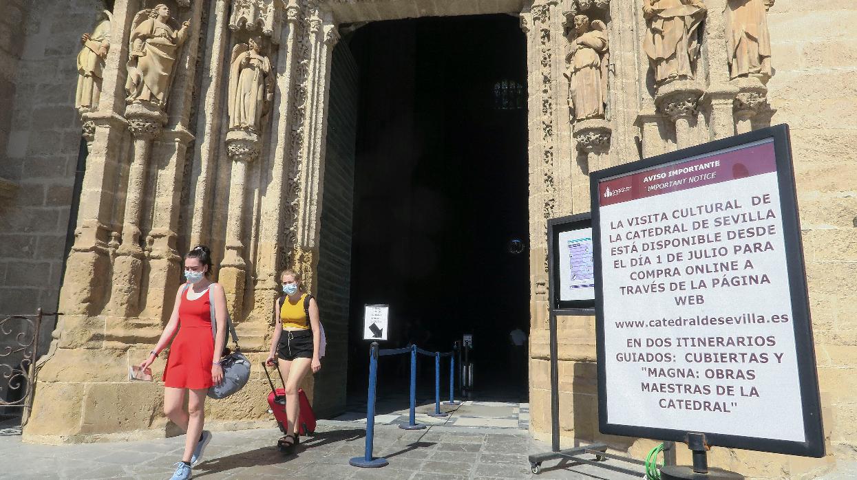 Dos visitantes salen de la Catedral