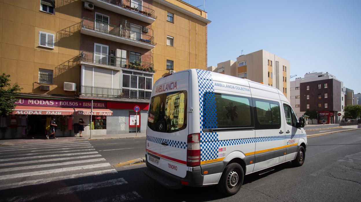 Una ambulancia sale del hospital Virgen del Rocío