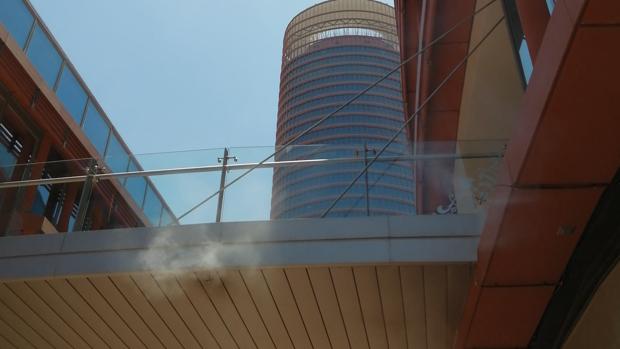 Torre Sevilla instala un sistema de agua pulverizada que baja la temperatura once grados