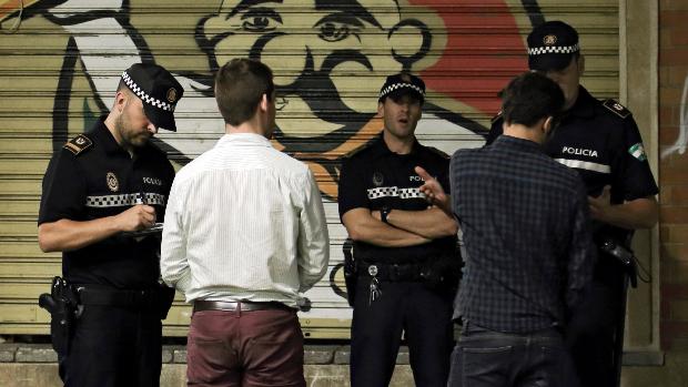 Seis detenidos y seis policías lesionados en Sevilla por una botellona sin mascarillas