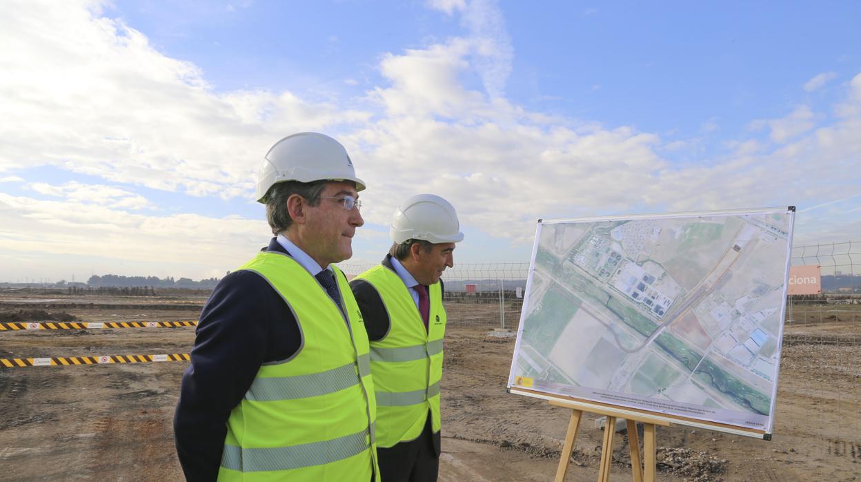 El presidente del Puerto, Rafael Carmona, en unas obras del recinto