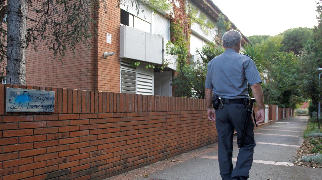 Un vigilante de seguridad haciendo la ronda de vigilancia, en una imagen de archivo