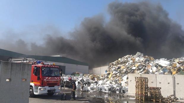 Extinguido un fuego en la planta de reciclaje de Aznalcóllar en la que se investiga un fraude