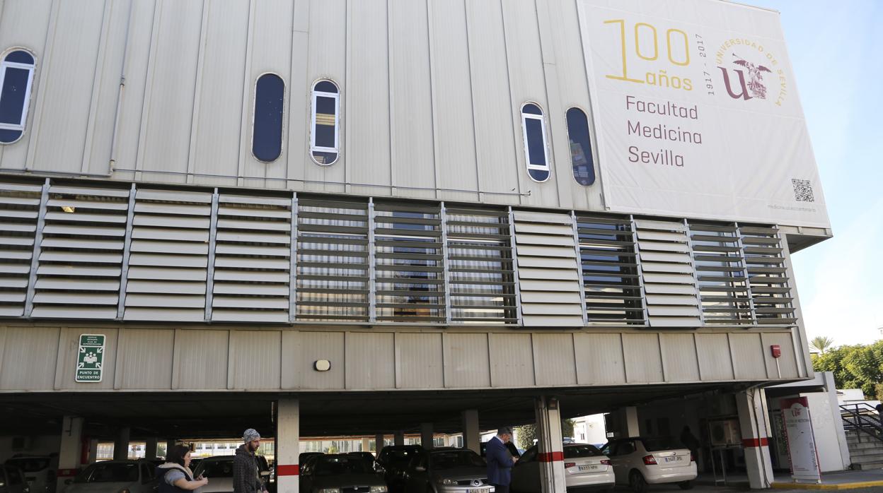 Fachada de la facultad de Medicina en Sevilla