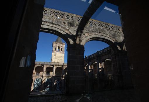 El claustro del monasterio de San Jerónimo sigue a la espera