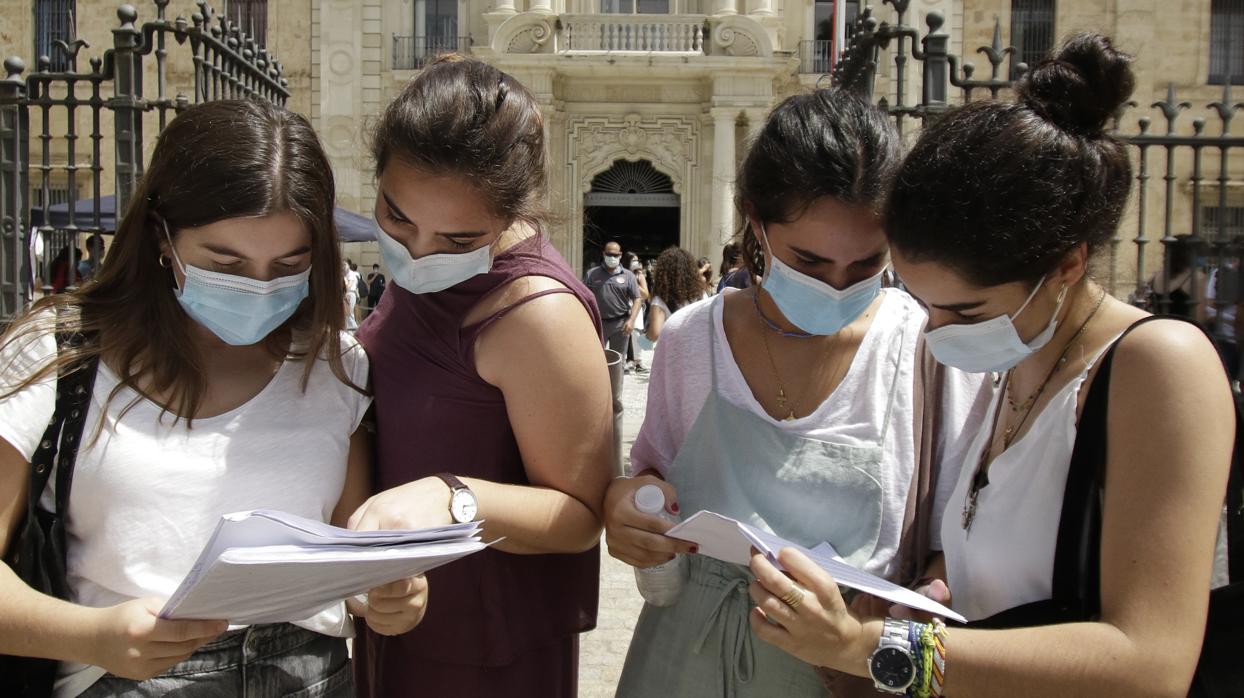 Varias chicas en las puertas de Rectorado