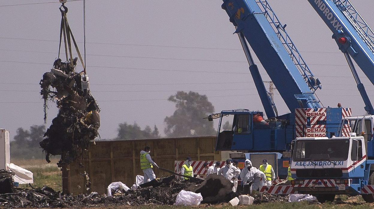 Retirada de los restos del avión A400M siniestrado en 2015