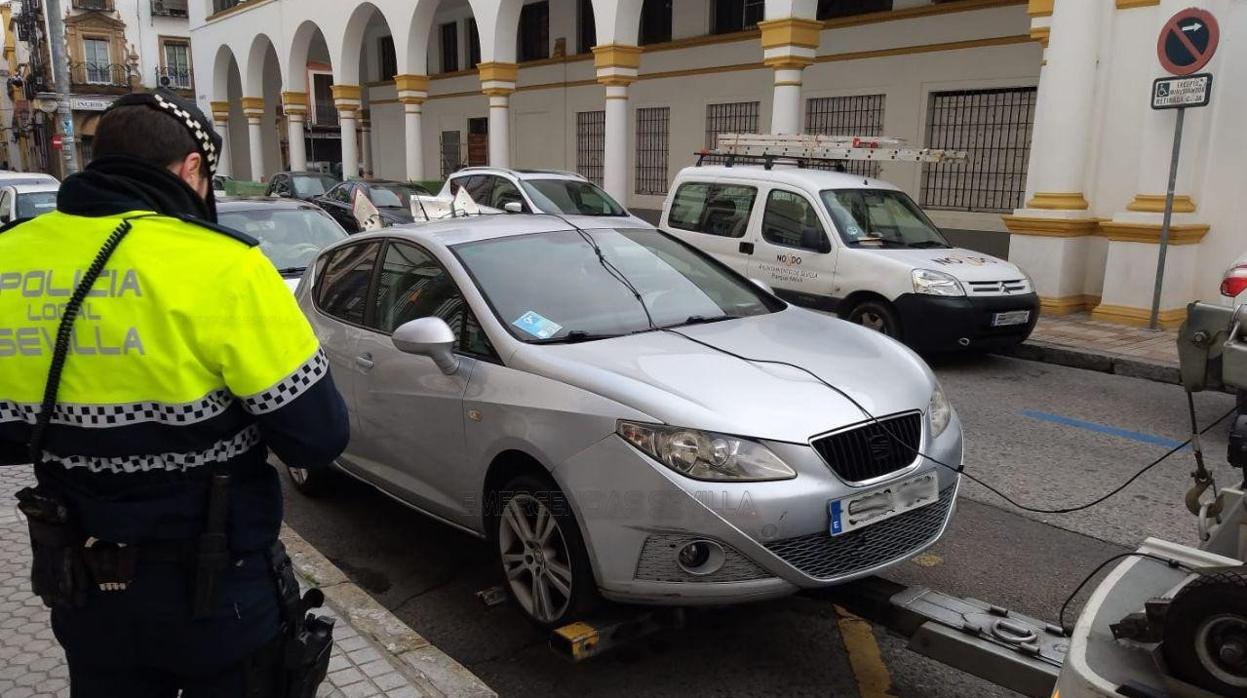 Policía Local retira el vehículo en el Centro de Sevilla