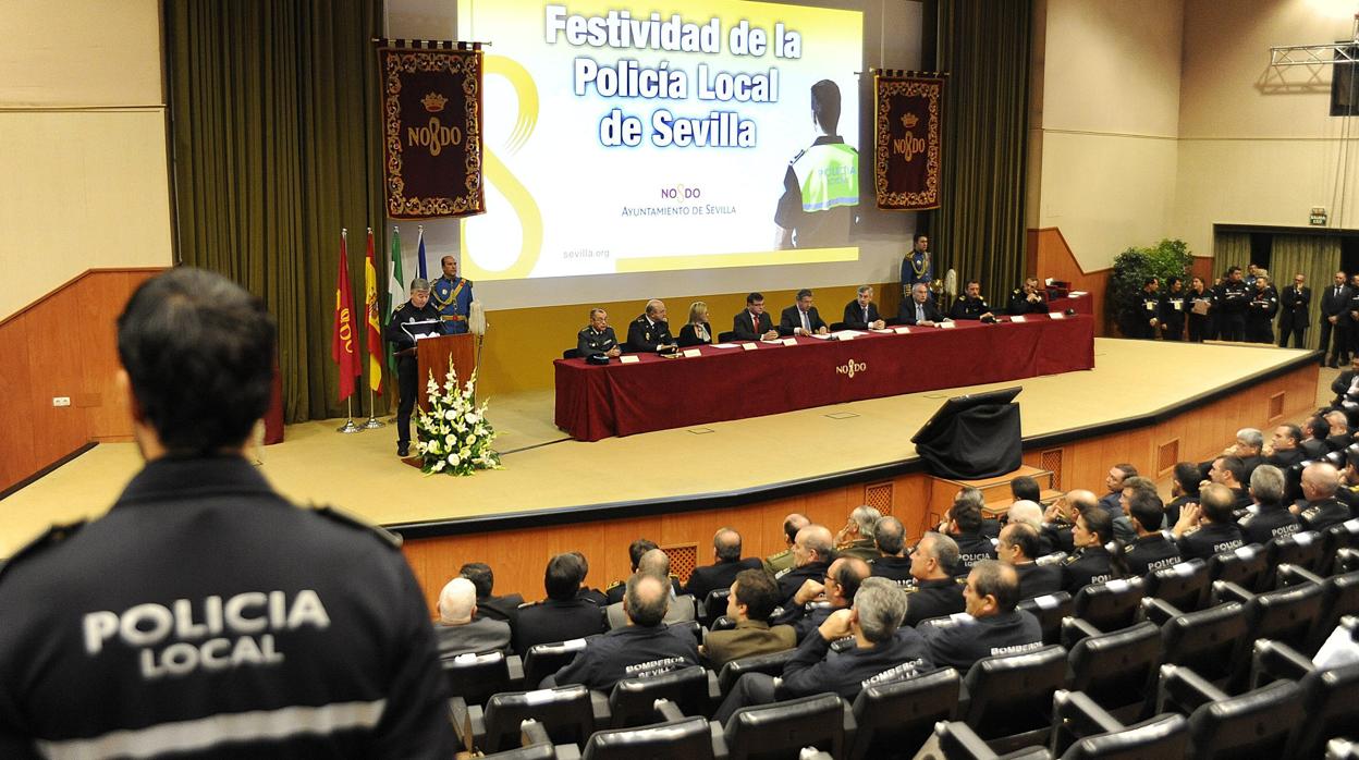 Agentes de la Policía Local en el acto de entrega de las medallas en 2011, cuando fue condecorado Enrique Ternero