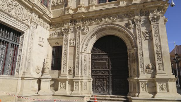 El Ayuntamiento de Sevilla gastará 258.000 euros en cámaras tras el escándalo de la cruz del Arquillo