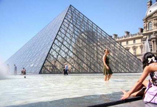 Imagen icónica de la pirámide del museo del Louvre