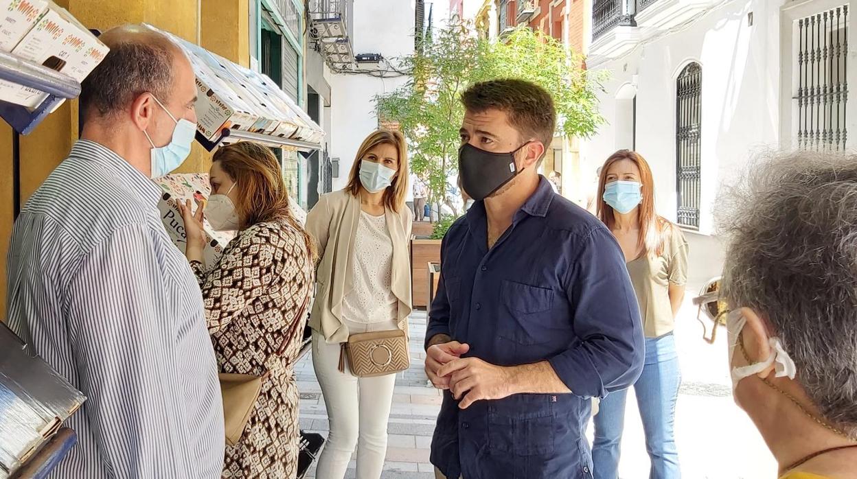 Beltrán Pérez, visitando a los comerciantes de la calle Baños