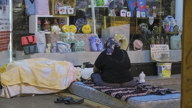 Las principales plazas del Centro de Sevilla, convertidas en albergues al aire libre